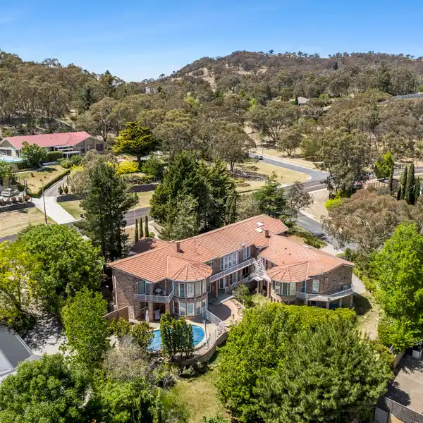 STATELY RESIDENCE IN A BLUE CHIP LOCALE