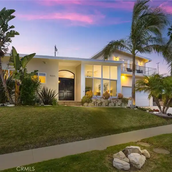 BEAUTIFULLY REMODELED COASTAL RETREAT