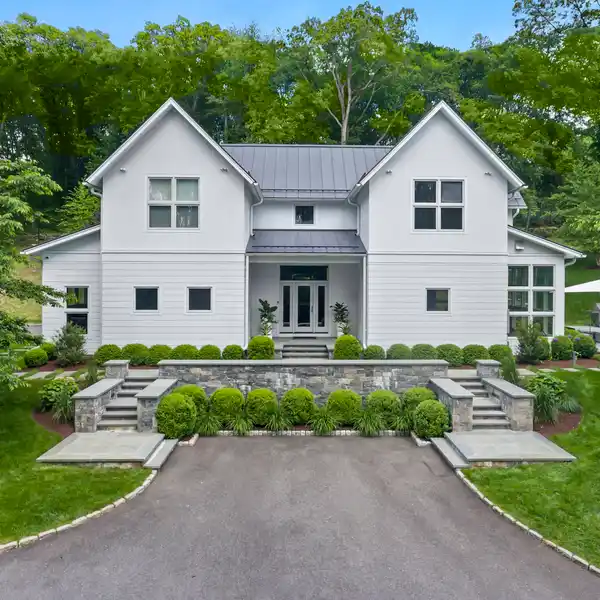 MODERN MASTERPIECE ON PRISTINE GROUNDS