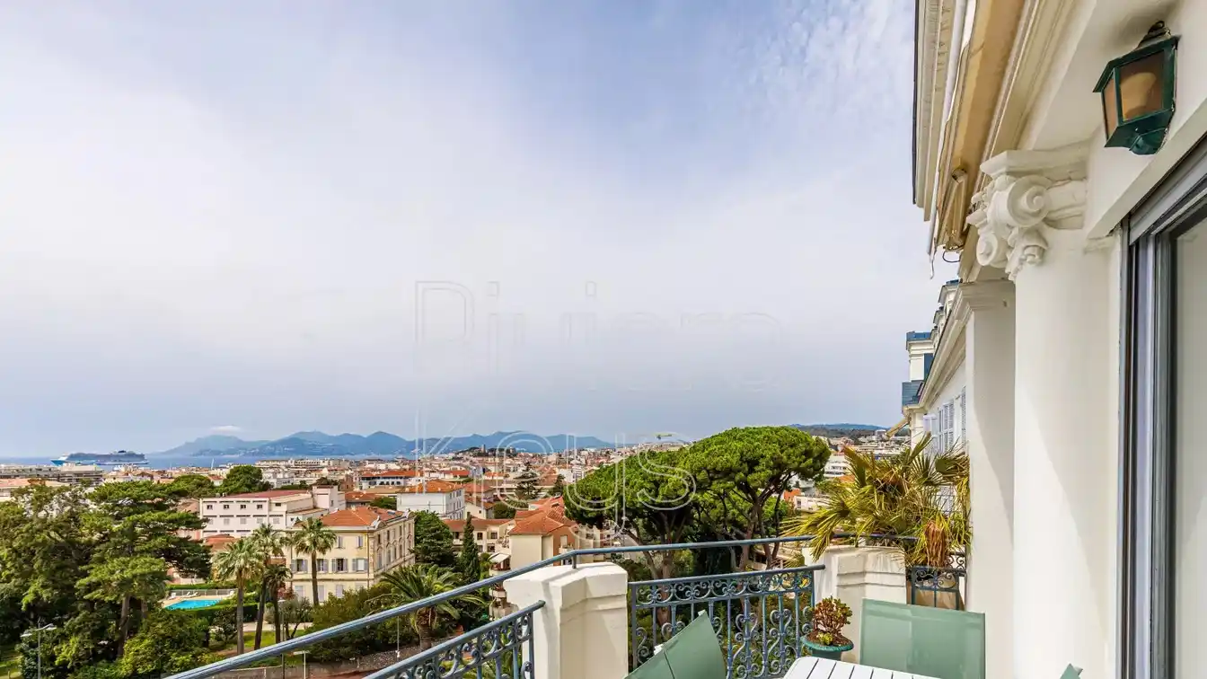 Top-floor Apartment with a View of the Mediterranean