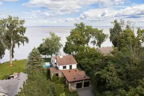 Prestigious Waterfront Property on Thompson Point