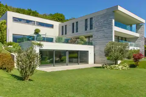 Expansive Contemporary Luxury Residence