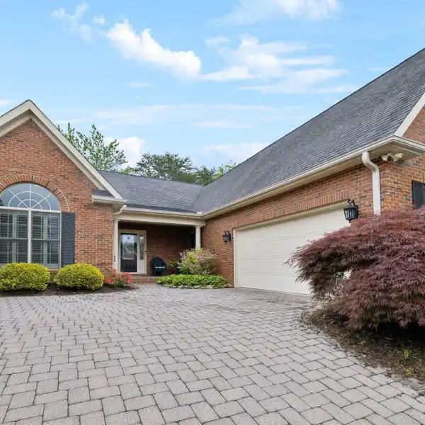 ALL-BRICK RANCH STYLE HOME IN BAYOU BEND