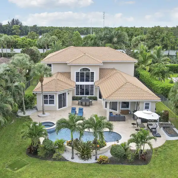 LUXURIOUS SERENE ESCAPE