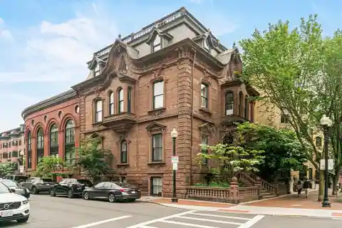 Stylish Condo Overlooking Worcester Square