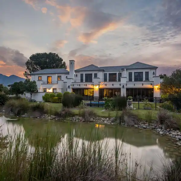 ELEGANCE SURROUNDED BY NATURAL BEAUTY