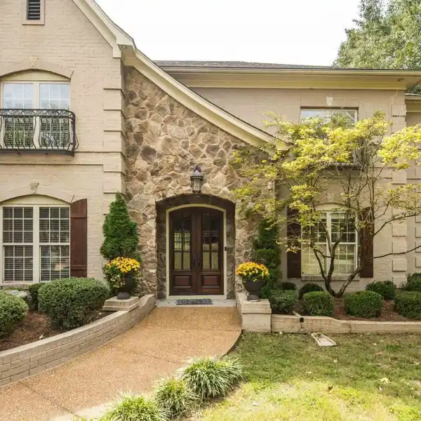 FIVE-PLUS-ACRE LIFESTYLE ESTATE WITH CUSTOM SHOP