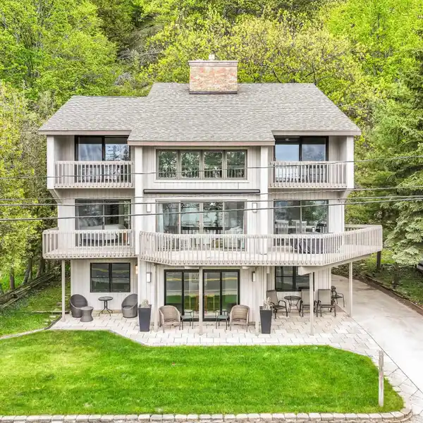 BRIGHT AND STYLISH LAKEFRONT RETREAT