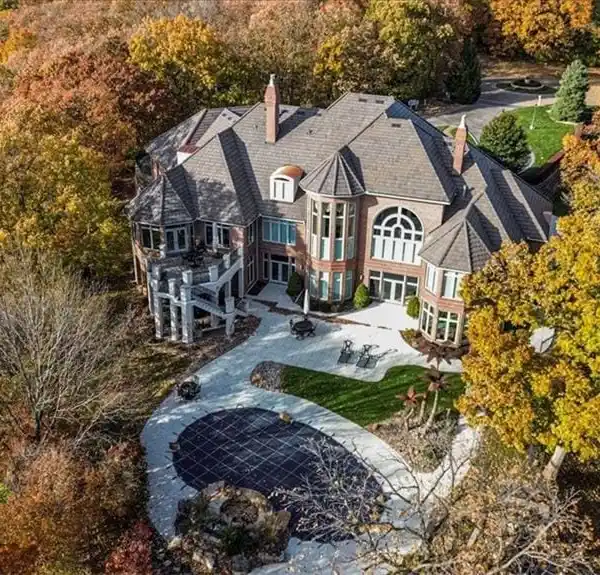 METICULOUSLY DESIGNED LUXURY LAKEFRONT RESIDENCE