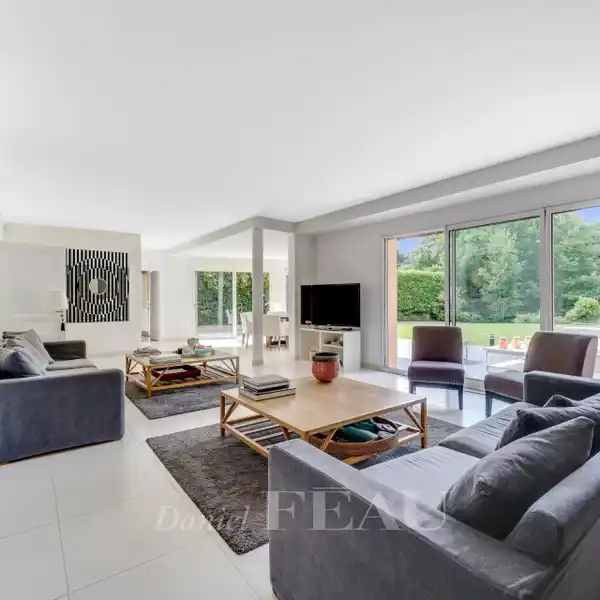 SPACIOUS HAVEN WITH LUSH GARDEN