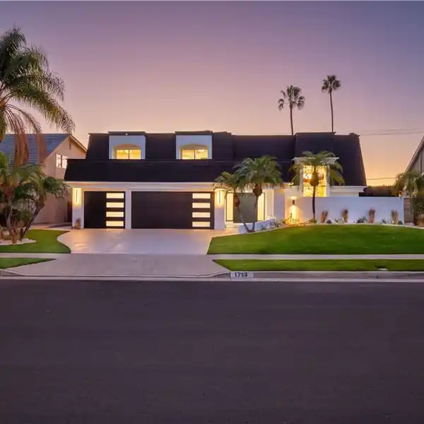 MODERN MASTERPIECE WITH SOARING CEILINGS AND LUXURY TOUCHES