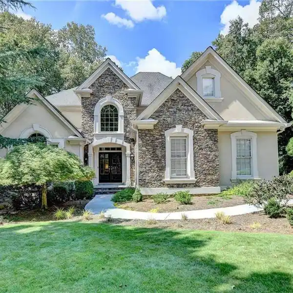MODERN LUXURY MEETS SERENITY IN CHARTWELL GEM