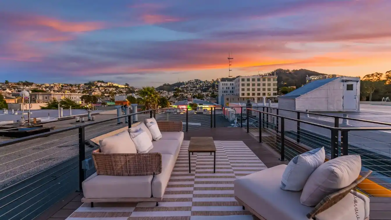 Beautifully Updated Penthouse Flat in an Iconic Neighborhood