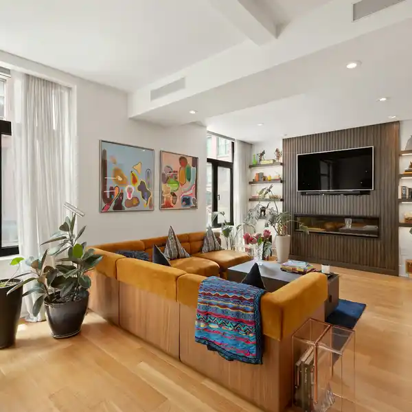 SOPHISTICATED DUPLEX TOWNHOUSE-STYLE HOME WITH OUTDOOR SPACE