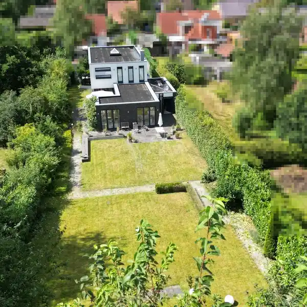 BAUHAUS VILLA IN A SOUGHT-AFTER LAKESIDE LOCATION