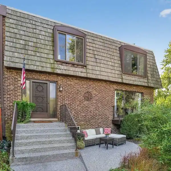 LOW-MAINTENANCE LUXURY STEPS FROM THE SHORE