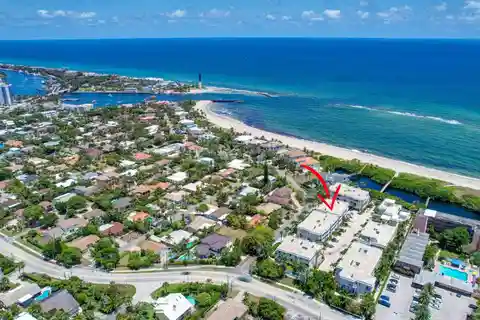 Gorgeous Three-Level Townhome in Hillsboro by the Bay