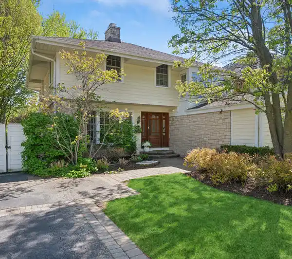 BEAUTIFUL HOME IN ROBINCREST