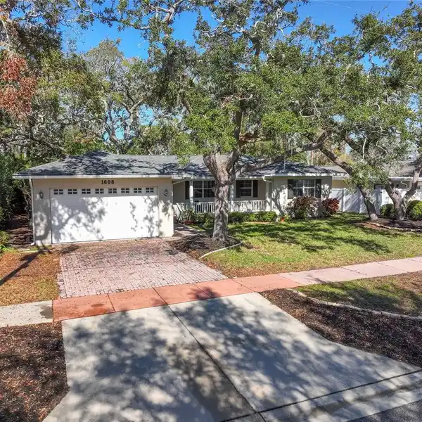 MOVE-IN-READY HOME IN THE HEART OF BELLEAIR
