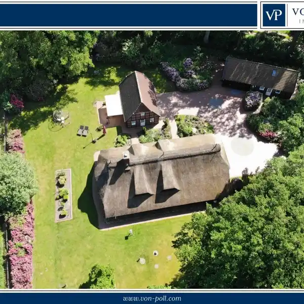 LUXURIOUS THATCHED ROOF PROPERTY WITH SPACIOUS GROUNDS IN AN IDYLLIC LOCATION