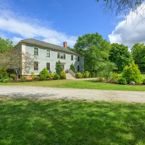 STATELY RESIDENCE WITH EXPANSIVE GROUNDS