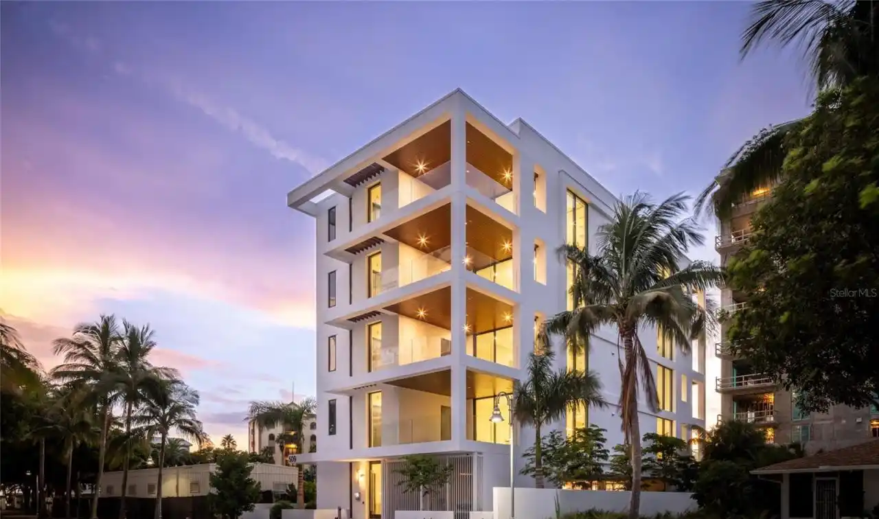 Luxurious Fully Furnished New Construction