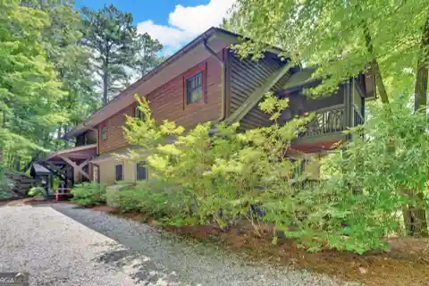 The Perfect Blend of Lake and Mountain Life