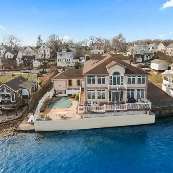 UNPARALLELED WATERFRONT ESTATE
