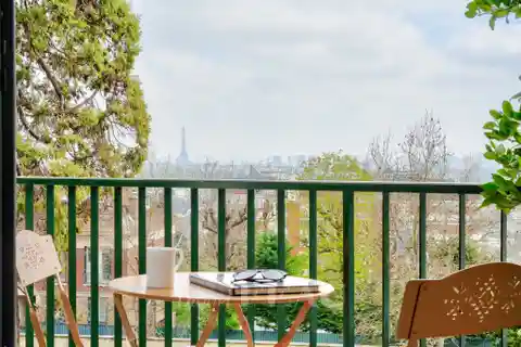 Charming Flat with Open Capital Views