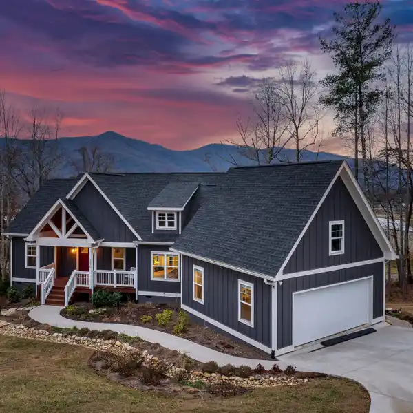 BEAUTIFUL HOME WITH LONG-RANGE MOUNTAIN VIEWS