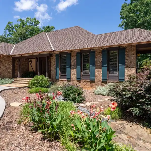 CUSTOM RETREAT OFFERING RELAXING COMFORT