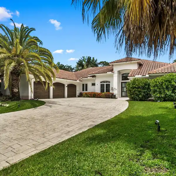 RENOVATED PROPERTY IN SOUGHT-AFTER PARKSIDE