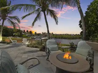 Contemporary Waterfront Villa with Unrivaled Open Views