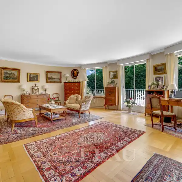 SPACIOUS WELL-DESIGNED APARTMENT
