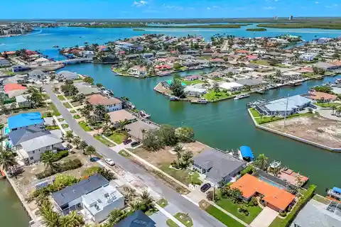 Beautifully Maintained Coastal Retreat