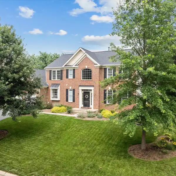 ELEGANT TURNKEY HOME NEAR POOLS AND TRAILS
