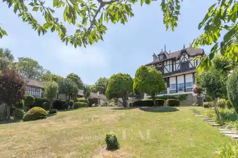 Gorgeous and Voluminous Villa