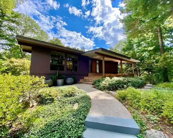STRIKING CONTEMPORARY ON A PEACEFUL CUL-DE-SAC