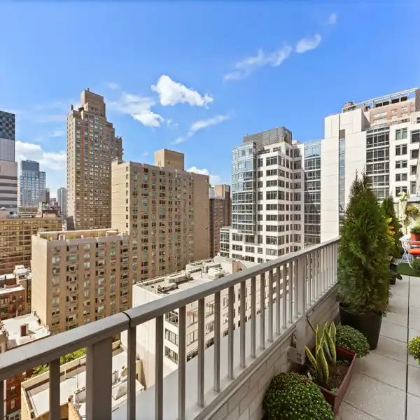 HIGH-FLOOR LIGHT-FILLED HOME WITH BIG TERRACE