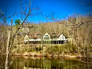 Contemporary Elegance Surrounded by Nature’s Beauty