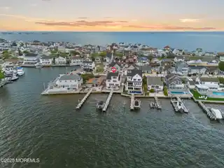 Spectacular Green Island Bayfront Retreat