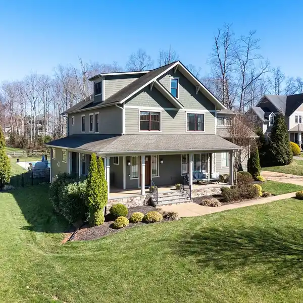 LOVELY FIVE BEDROOM POOL HOME