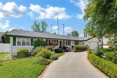 Beautifully-Maintained Open-Plan Home