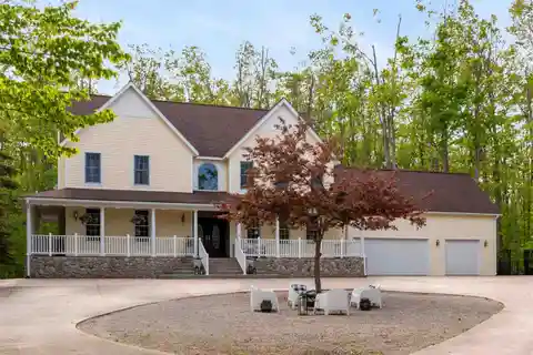 Tranquil Living Close to Town