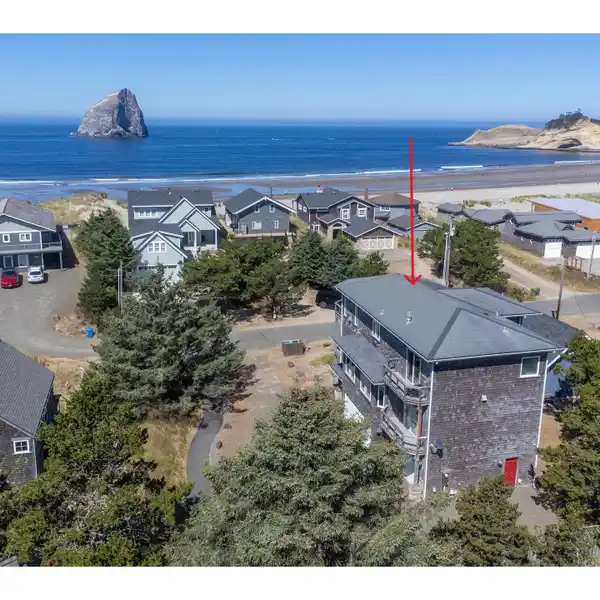 MODERN BEACH HOUSE IN IDEAL PACIFIC CITY LOCATION