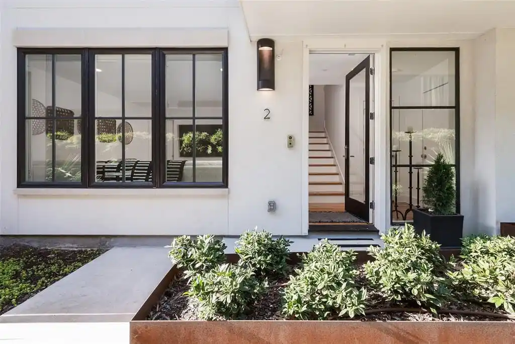 Sophisticated and Chic Modern Townhome-style Condominium