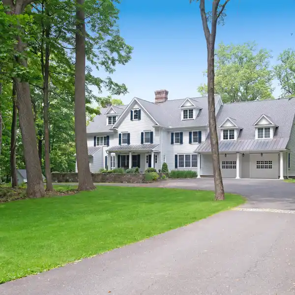 SPACIOUS RESIDENCE FULL OF RECENT IMPROVEMENTS