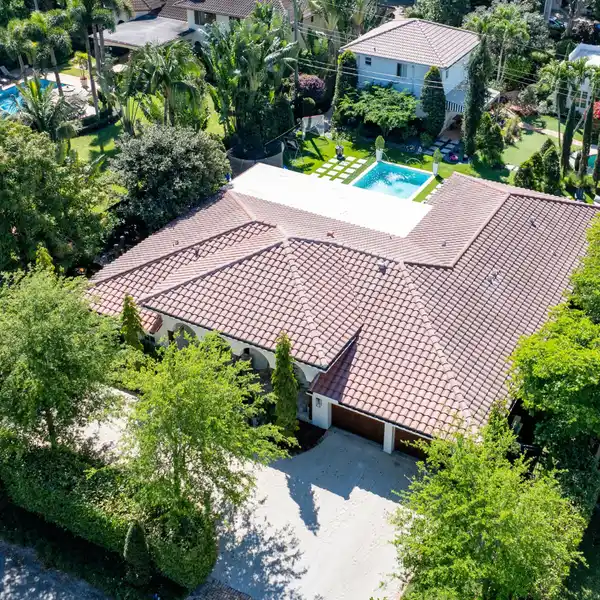 COMPOUND ESTATE IN COVETED OLD FLORESTA