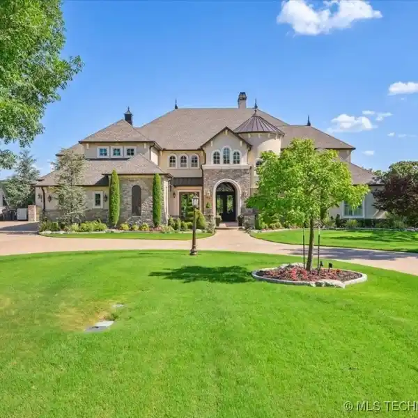 RESORT-STYLE LIVING IN THE BLUFFS OF STONE CANYON