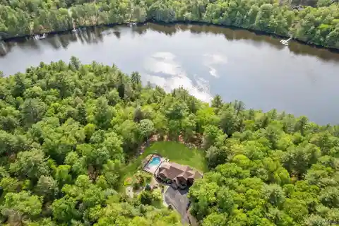 Fully Furnished Lakefront Oasis